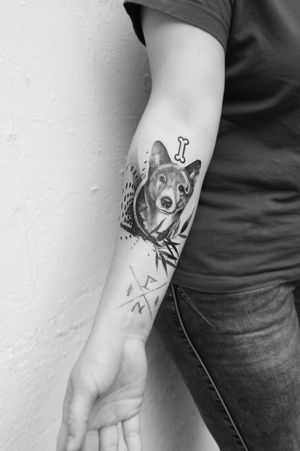 🐶 swipe for a no edited and a close up picture. [ lower tattoo not done by me ]...#tattooinspiration #dog #dogtattoo #hundetattoo #hundetattoos #armtattoo #bngtattoo #blackandgreytattoo #swisstattooers  #swisstattooer #dogportrait #dogportraittattoo #doglove #hundeliebe #pettattoo #tattooart #züri #winti #bern #luzern #basel #chur #schaffhausen