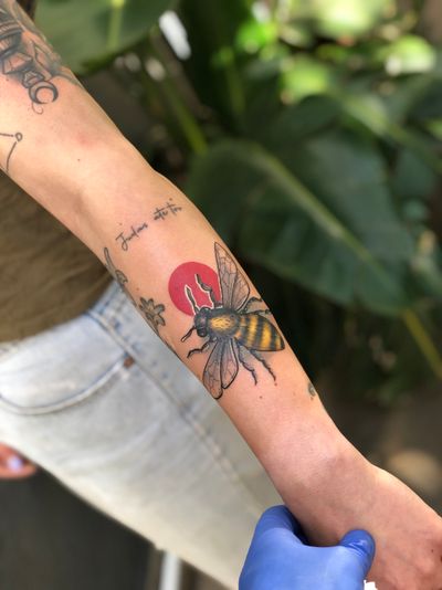 Cute little #bee #tattoo that @garethdoyetattoos did on @ally_delport 🐝 • Walk Ins welcome all day info@kakluckytattoos.com or DM’s for booking enquiries🖤 • #capetown #tattoo #kakluckytattoos #kaapstad #tattoos #tattooartist #tattooshop #neotraditional #neotraditionaltattoo #color #colortattoo #art 