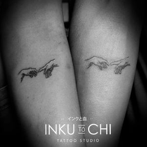 Tatuaje en pareja de La Mano de Dios de Michelangelo!! Cotiza el tuyo!!! #inkutochi #tattoostudio #tattoos #tatuajes #santamartatattoo #blackink #smalltattoo #godshandtattoo #tattoodesign