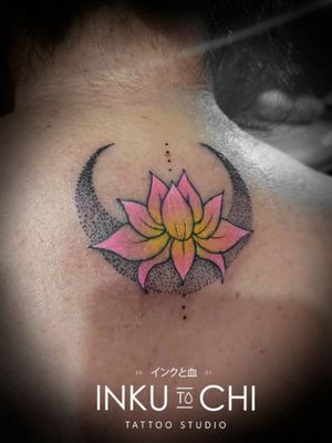 Tatuaje de loto con puntillismo!!! #inkutochi #tattoostudio #tattoos #tatuajes #lotustattoo #santamartatattoo