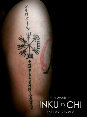 Tatuaje de Brújula vikinga y runas!! #inkutochi #tattoostudio #tattoos #tatuajes #santamartatattoo #blackink #vikingtattoo #linearttattoo