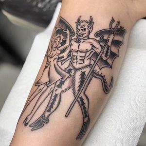 Sophie Rose Hunter's black and gray upper arm tattoo features a classic portrayal of a devil and a woman in traditional style.