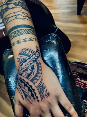 Maori extension. #manavhudda #meerut #getinkd #tattoodo #tattooartist #tattooing #tattooart #tattoowork #tattooflash #tattoodesigns #tattooideas #tattooextension #maoritattoo #handtattoo #tattoosofinstagram #instagramtattoos #tattoolover #tattooworkers #blackandgreytattoo #solidblack