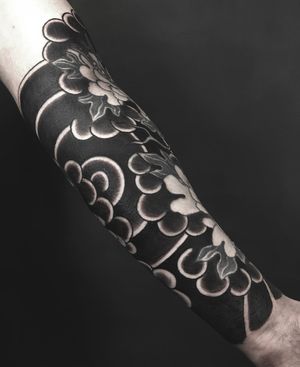 Experience the elegance of traditional Japanese blackwork with this stunning cloud motif by tattoo artist Kiko Lopes.