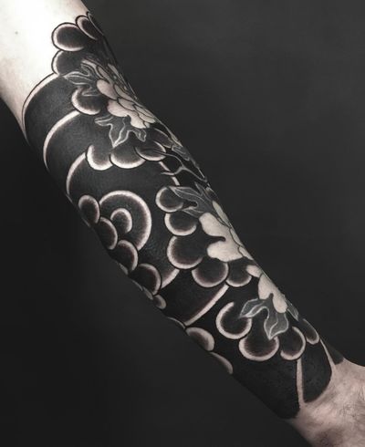 Experience the elegance of traditional Japanese blackwork with this stunning cloud motif by tattoo artist Kiko Lopes.