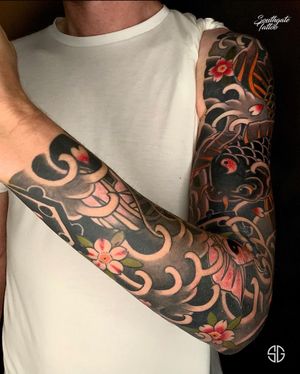 Traditional Japanese full sleeve by our resident @dr.ivo_tattoo for @dave___3282 👊🏼. Tattoo is still healing, some of the parts are fully healed and top of it and middle part is super fresh! For similar projects contact us: 👉🏻@southgatetattoo •••#koifishtattoo #customtattoo #southgatetattoo #freehandtattoo #fullsleevetattoo #traditionaljapanesetattoo #koifishsleeve #traditionaltattoos #londonrealistictattoo #london #londonlife #enfield #nortlondon #northlondontattoo #tattoo #tattoos #ink 