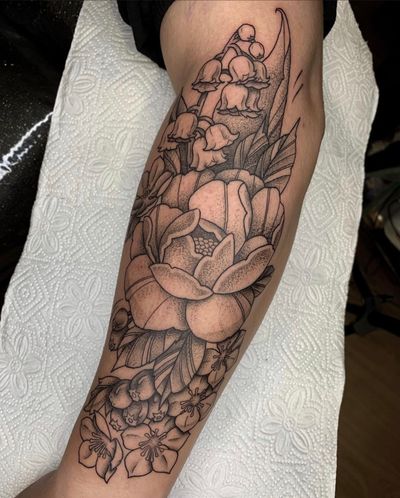 How pretty are these flowers that @nikita.jaded.tattoos did on @zahvari 😍 • Walk Ins are welcome or email info@kakluckytattoos.com or DM us. • #capetown #tattoo #kakluckytattoos #tattoos #capetowntattoo #fineline #blackwork #floral #dotwork #dotworktattoo #armtattoo #floraldesign #rose #rosetattoo 