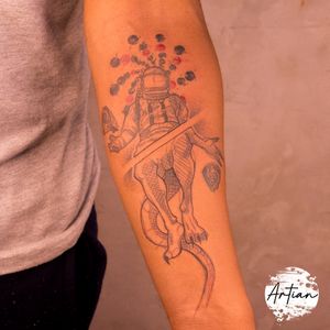 Amo realizar tatuajes tan conceptuales, llenos de diferentes significados que permiten la libre opinión de la persona que lo ve y la que lo lleva en su piel. De donde venimos? ✨🥰