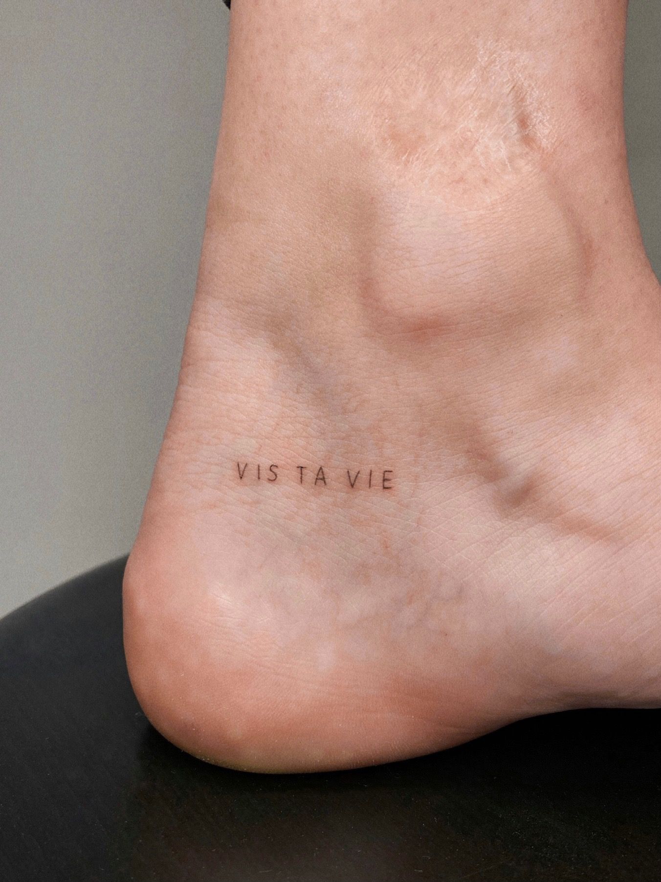 Tattoo that says vis ta vie located on the thigh