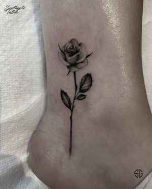 Miniature beauty by our resident @o.s.c.r.tttst For similar tiny tatts DM us: 👉🏻@southgatetattoo •••#rose #rosetattoo #customtattoo #smalltattoo #tinytattoo #blackrose #londontattoo #londontattooartist #londontattoostudio #northlondon #northlondontattoo #darkrose #rosetattoo #southgate #enfield #darktattoos 