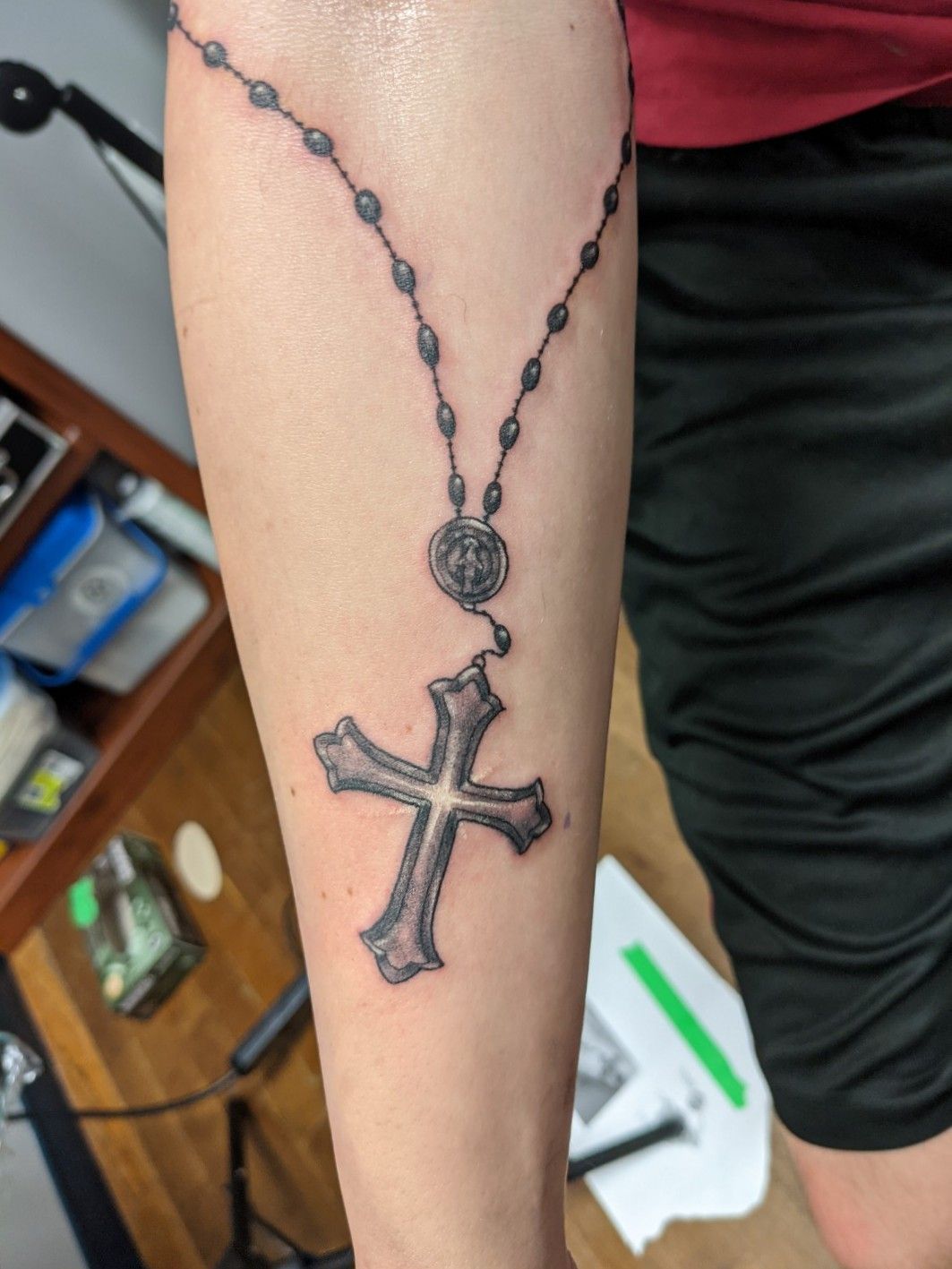 25+ Rosary Cross Tattoos On Fingers