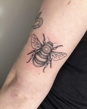 Simple bumblebee above elbow 