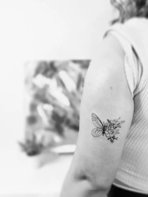 Butterfly / floral@tatiana.monteiro.tattoo 