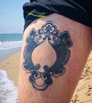 Dos Peces 🌊 un símbolo del budismo 🐙 for my yogi friend #customtattoo #tattoo #tattooed #inked #spain #españa #tattoospain #fishtattoo #twofishes #buddhisttattoo #hindutattoo #buddhism #legtattoo #thightattoo #blackworkers #blackwork #tattooworkers #tattooer #berlintattooers #berlin #brussels #blacktattoo #universe #amigos #yogitattoo #yoga