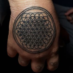 Love geometric tattoos, loved working with this circle of life tattoo also Bring me the Horizon ( sempiternal album) ♡ 