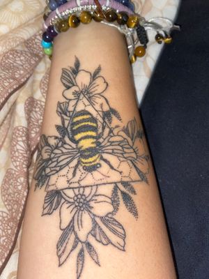Love my bee tattoo🐝💛x