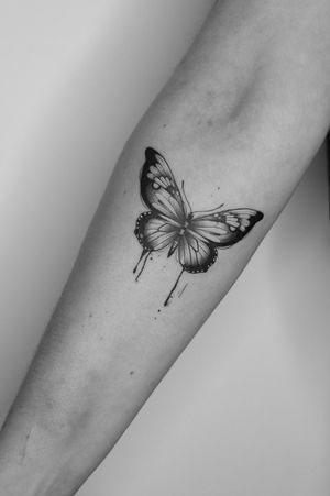 ☆ another butterfly ☆ I love doing those kinds of small tattoos. DM me if you're interested in getting one yourself. . . . #butterfly #butterflytattoo #tattoo #finelinetattoo #schaffhausen #smalltattoos #schmetterling #schmetterlingtattoo #züri #winti #frauenfeld #luzern #stgallen #swisstattoo #swisstattooartist