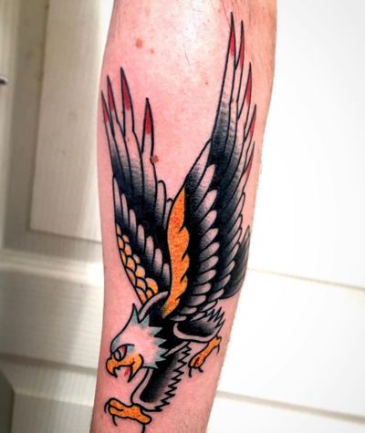 💥Old and Bold💥 Super cool #traditional #eagle #tattoo that @diehonest did recently 👌🏼 • Walk ins welcome everyday or email info@kakluckytattoos.com. • @creamtattoosupplyza @tattooinc.co.za @south_african_tattoo_society @linkedinktattoos @traditionalartist @oldschooltattz • #tattoos #capetown #kakluckytattoos #eagletattoo #traditonalart #traditional #traddaddy #colortattoo #capetowntattoo #kaapstad 