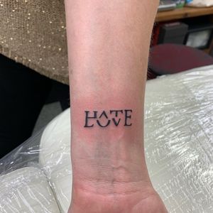 Love/Hate Tattoo #amsterdamtattoo #walkintattoo #finelinetattoo #fineline #finelines #lettering