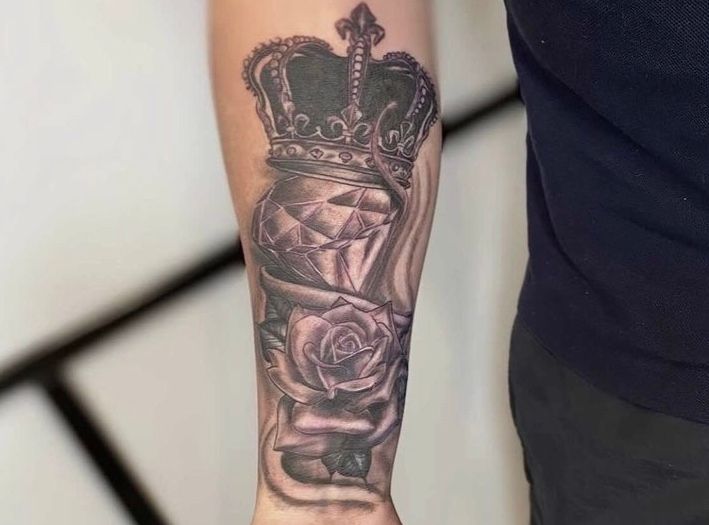 Wrist tattoo of a crown on Gabriela.