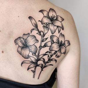 Get a beautiful floral shoulder tattoo in London, GB. Embrace the elegance and beauty of nature with this stunning design.