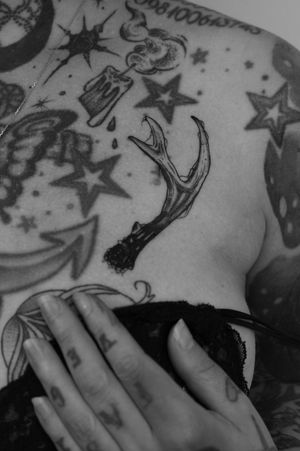 little antlers for my dearest @giro_piercing 🖤 ...#antlers #antlertattoo #antlertattoos #qttr #queertattooer #blackwork #blackworktattoo #flash #swisstattoo #swisstattooartist #instagood #love #tattoo #ink #inked #tattooed #fullytattooed 
