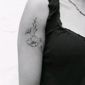 #flowers #floral #floraltattoo #botanicaltattoo #botanical #inked #soft #finelinetattoos #femaletattooartist #tattooideas #tattooprocess #howtotattoo #floralstories #switzerland #swisstattoos #tattooinspo #tattooinspiration #delicatetattoo