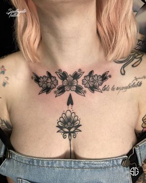 Traditional floral chest cuteness and little mandala both done by our resident @nicole__tattoo 🖤For similar projects contact us: 👉🏻 @southgatetattoo •••#floraltattoo #chesttattoo #mandalatattoo #traditional #londontattooartist #londontattoostudio #southgate #tattoos #northlondontattoo #blackwork #southgatetattoo #customtattoo #traditionaltattoo #customdesigns #londonink #realism #northlondon #oldschooltattoos #realistictattoos #londontattoo #SGtattoo #enfield #amazingink #ink #darktattoo #sg #london #inkedgirls #tattoodo 