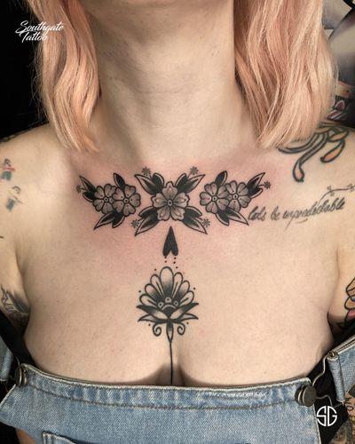 Traditional floral chest cuteness and little mandala both done by our resident @nicole__tattoo 🖤 For similar projects contact us: 👉🏻 @southgatetattoo • • • #floraltattoo #chesttattoo #mandalatattoo #traditional #londontattooartist #londontattoostudio #southgate #tattoos #northlondontattoo #blackwork #southgatetattoo #customtattoo #traditionaltattoo #customdesigns #londonink #realism #northlondon #oldschooltattoos #realistictattoos #londontattoo #SGtattoo #enfield #amazingink #ink #darktattoo #sg #london #inkedgirls #tattoodo 