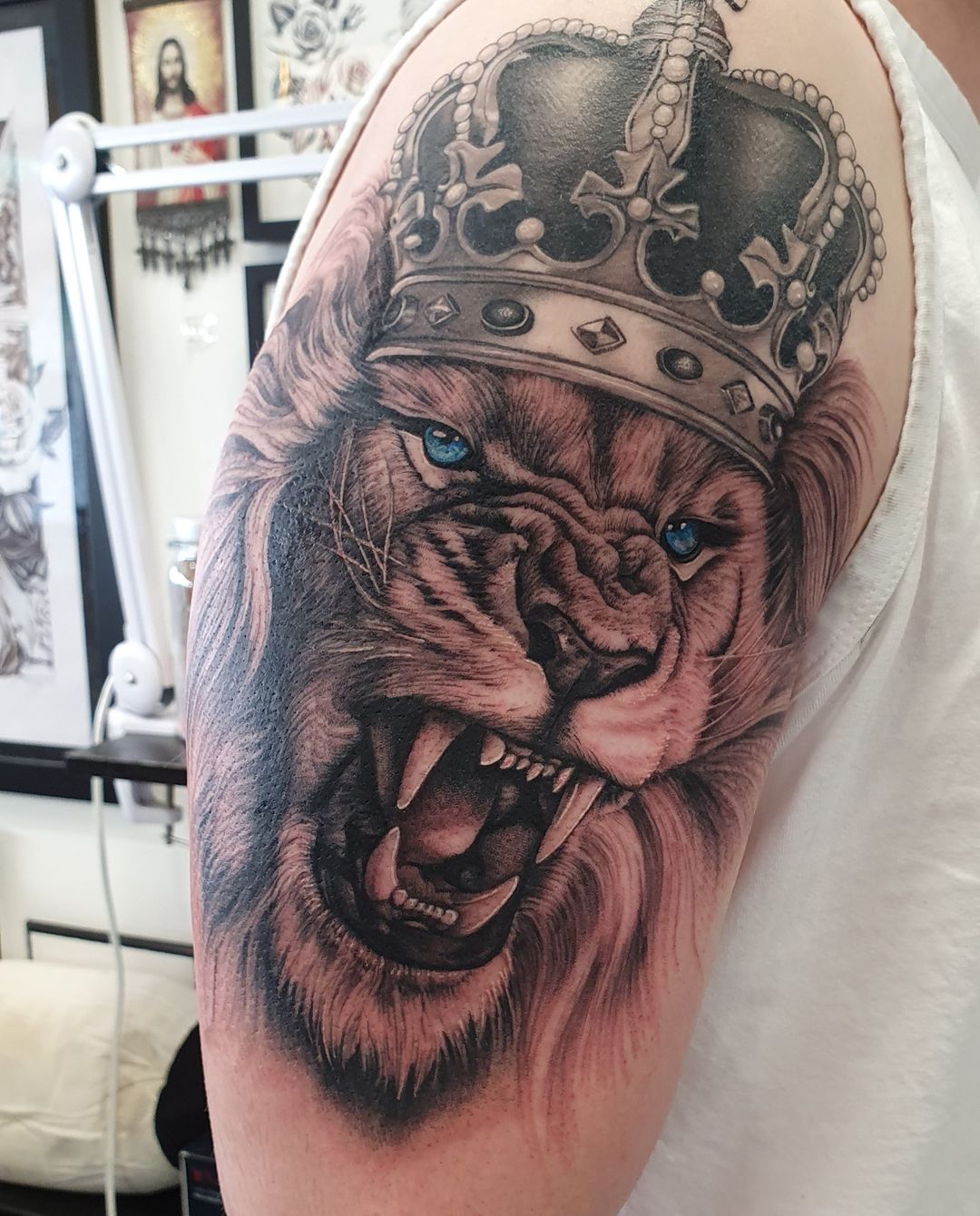 Black And White Lion With Crown  Png Download  Tattoo Sketch Of Lion  Transparent Png  Transparent Png Image  PNGitem