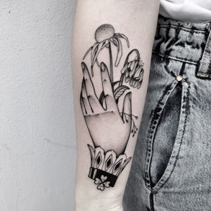 #totemica #buioOmega #tunguska #black #hand #faded #flowers #botanical #tattoo #originalsintattooshop #nogara #italy  #blackclaw #blacktattooart #tattoolifemagazine #tattoodo