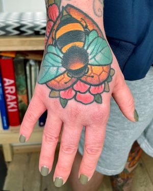 Bee on Hand, fully healed #handtattoo #berlin #berlintattoo #beetattoo #traditionaltattoo #illustrativetattoo #healedtattoo #illustrativetattoo #berlintattooartist #femaletattooartist #germantattooartist 