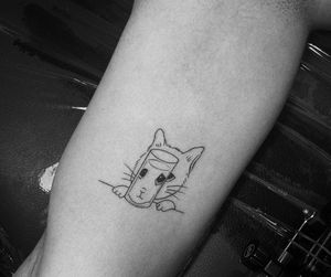 #cattattoo #cat #catlovers #tattooart #linework #lineworktattoo #tattoolovers #stattoo #smalltattoo #minimaltattoo #inkedgirls #girlswithtattlo #blackboldsociety #blxckink #oldlines #tattoosandflash #darkartists #topclasstattooing  