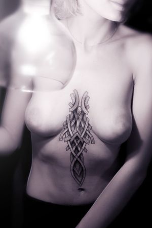Chakra plexus solaire neo viking tattoo Ornamental nordique entrelacs 