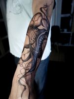 𝙄𝙂: 𝙣𝙖𝙩𝙚_𝙩𝙝𝙖𝙞𝙡𝙖𝙣𝙙 🌿 Blackwork octopus tattoo with abstract art and linework by a tattoo artist in Chiang Mai, Thailand
