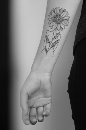 ✢ little cover up ✢ thank you @__desi_v_2 🖤 ┅ ┅ ┅ #sunflower #sonnenblume #sunflowers #sunflowertattoo #coverup #finelinecoverup #coveruptattoo #coveruptattoos #tattooidea #tattooideas #floraltattoo #tattooedgirls 