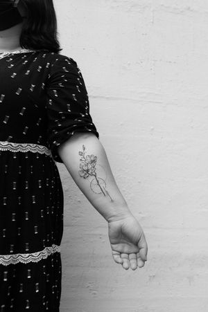 ✢ 💮💮💮 ✢ thank you @miss_samsara 🖤 ┅ ┅ ┅ #flower #flowers #flowerstattoo #flowertattoo #smalltattoos #tattoodesign #botanicaltattoo #botanicaltattoos #tattooidea #tattooideas #floraltattoo #tattooedgirls #womantattoo #brittabremse #tattooarm #armtattoo #zurich #schaffhausen #bülach #stgallen #frauenfeld
