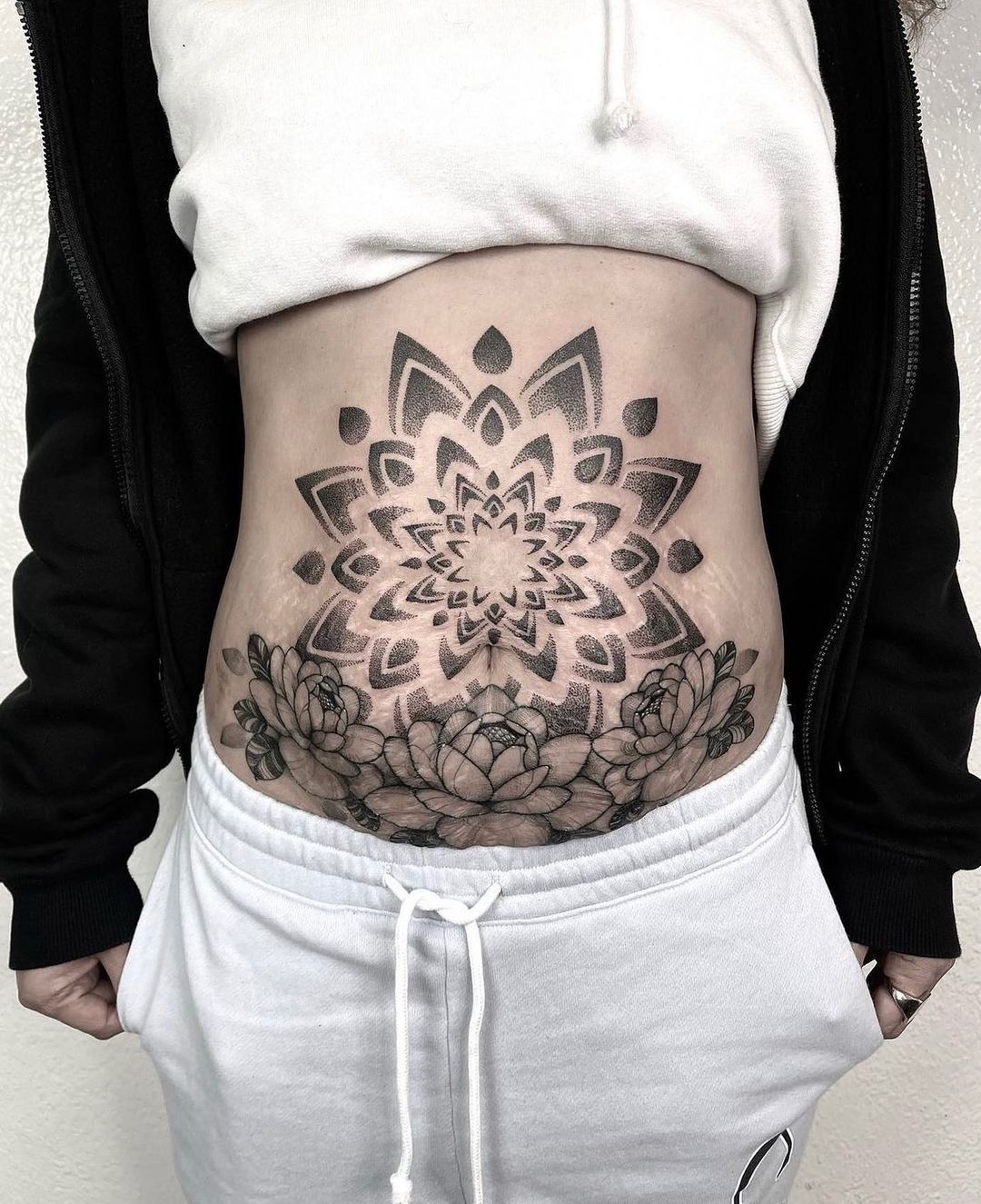 20 Attractive Stomach Tattoo Designs for Men and Women