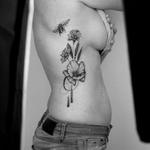 ✢ p o p p y ✢ ┅ ┅ ┅ #poppyflower #poppyflowertattoo #ink #inked #tattoo #tattoos #tat #tatted #lineart #floraltattoo #zürich #poppytattoo #switzerland #wildflowers #wildblumen 