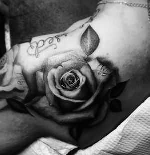 TBT! A rise done by me 5 years ago ! And I still love it 😍. Message me to ink some roses 