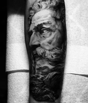 Zeus ! Done at my studio here in Raleigh, NC. Man I love tattooing black and grey statues. If you have a big Greek mythology piece you’ve always wanted, who better to do it than me ? Let’s get on it! Message me. 