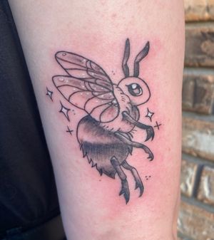 Bee from my bug flash 🐝 one of my first 20 tattoos from 2021! 