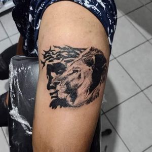 Cristo y león de perfil
