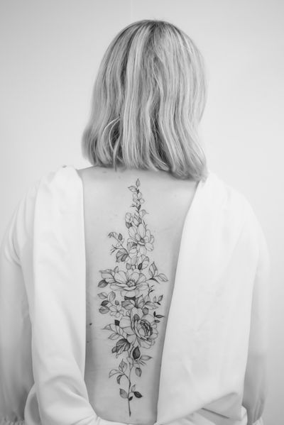 Spine piece . . . . #finelinetattoo #finelinefloraltattoo #floral #floraltattoo #botanicaltattoo #delicate #ink #backtattoo #spinetattoo #feminimetattoo 