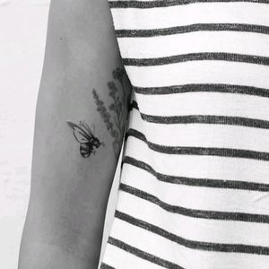 ✢ little bumblebee ✢┅┅┅#beetattoo #bugtattoo #littlebeetattoo #bumblebeetattoo #fillertattoo #smalltattoos #tattooinspo #swisstattoo #blackworktattoo #tattoos #tattoo #swisstattooartist #armtattoo #delicatetattoo #zürich #zurich #basel #schaffhausen #frauenfeld #switzerland #schweiz 