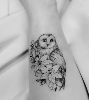 Owl nesting in lillys ....#finelinetattoo #finelinefloraltattoo #floral #floraltattoo #botanicaltattoo #delicate #ink #backtattoo #owl #owltattoo #smalltattoo #animaltattoo