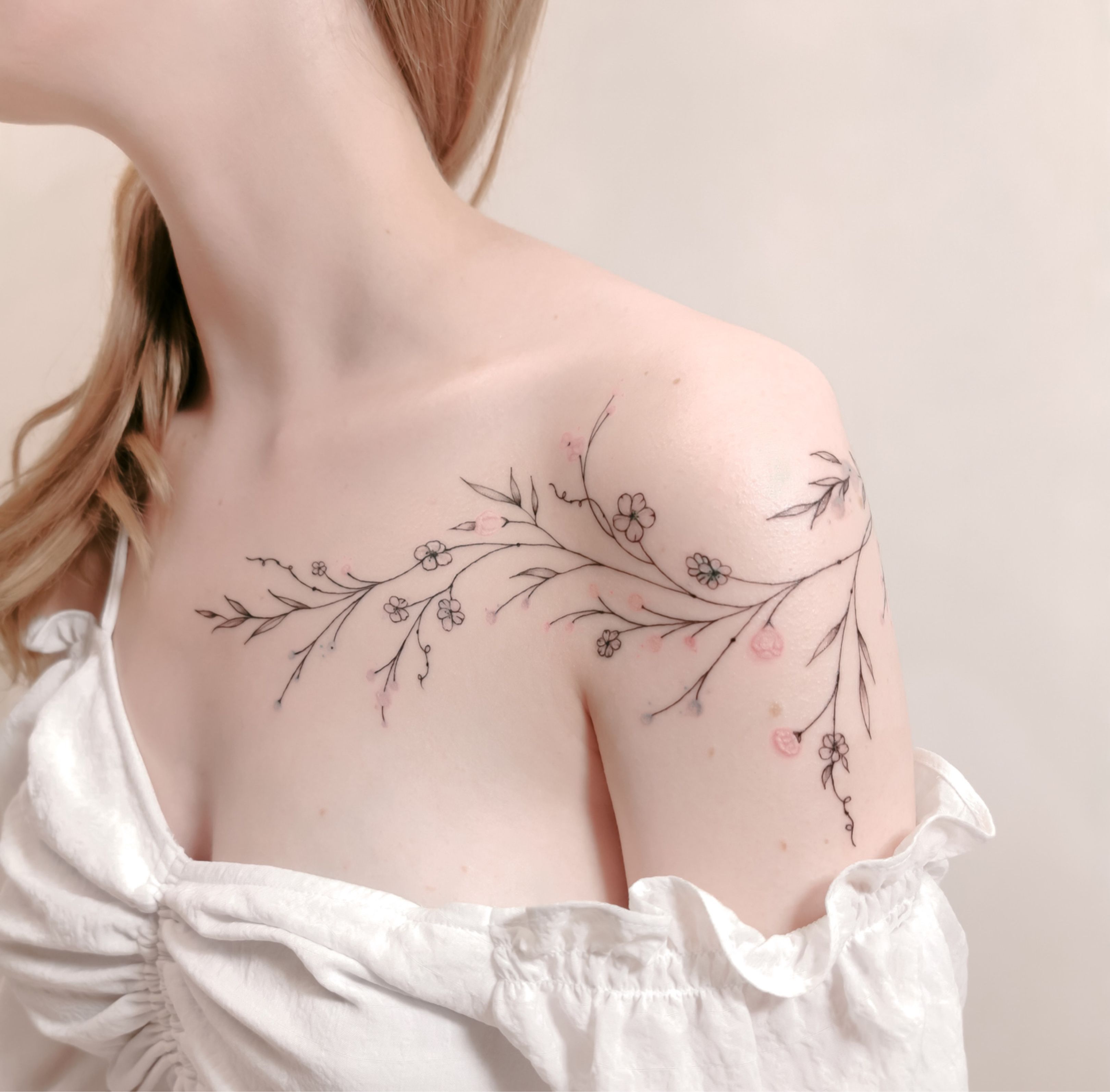 70+ Flower Tattoo on Shoulder Ideas (And The Meanings Behind Them) | Flower  tattoo shoulder, Hibiscus flower tattoos, Shoulder tattoo