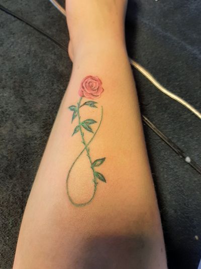 here is my tattoo in common with my mom, it was done a month after the death of my grandmother #infinity #redrose #red #roses 