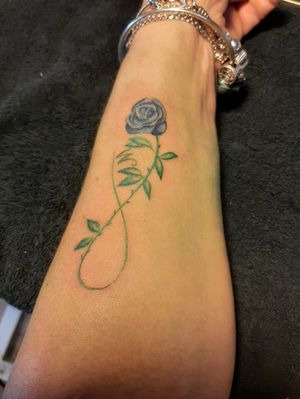 here is my mom's tattoo in common with me #infinity #blueroses #blue #roses 