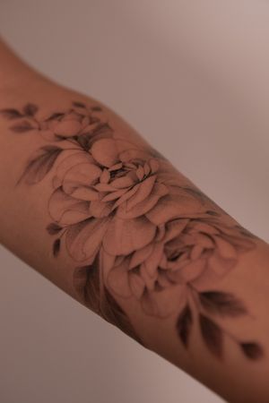 Fine line floral composition by Naoko tattoo. Located in Paris, France. Instagram @naokotattoo #finetattoo #finelinetattoo #floraltattoo #floraltattoos #paristattoo #naokotattoo